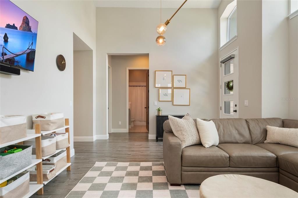 En Venta: $689,900 (3 camas, 2 baños, 2026 Pies cuadrados)