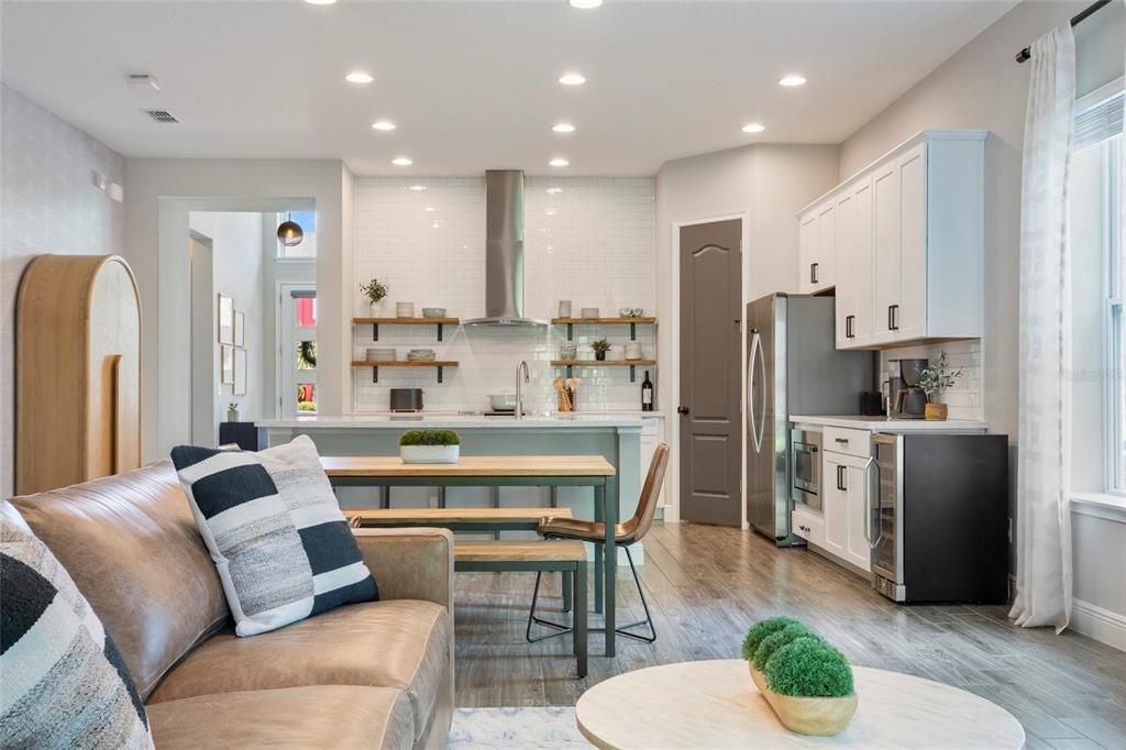 En Venta: $689,900 (3 camas, 2 baños, 2026 Pies cuadrados)