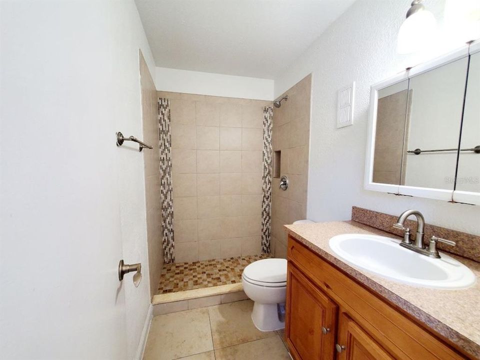 For Rent: $1,100 (1 beds, 1 baths, 644 Square Feet)