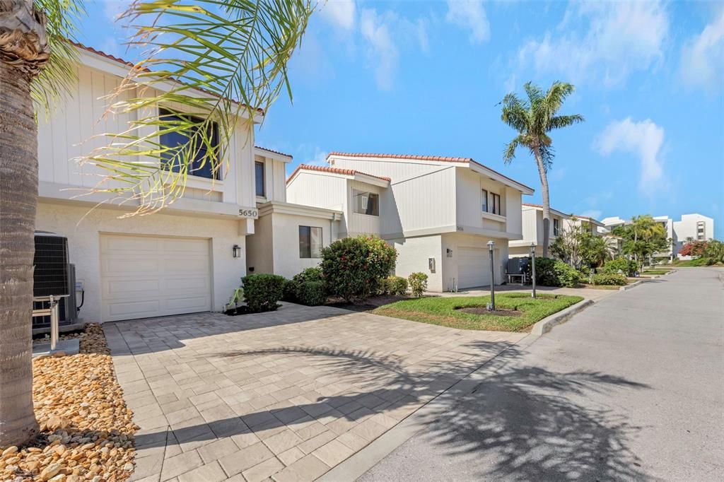En Venta: $989,900 (4 camas, 3 baños, 1905 Pies cuadrados)