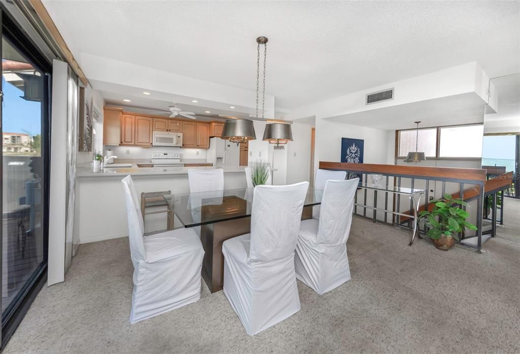 En Venta: $989,900 (4 camas, 3 baños, 1905 Pies cuadrados)