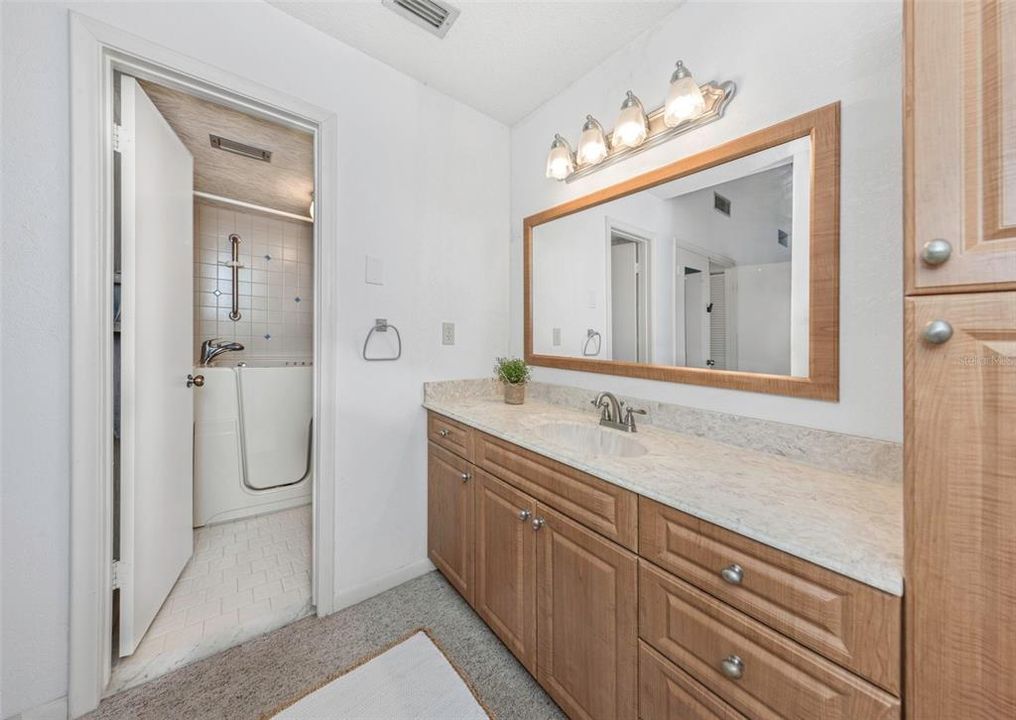 En Venta: $989,900 (4 camas, 3 baños, 1905 Pies cuadrados)