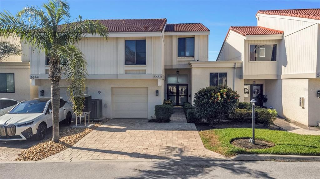 En Venta: $989,900 (4 camas, 3 baños, 1905 Pies cuadrados)