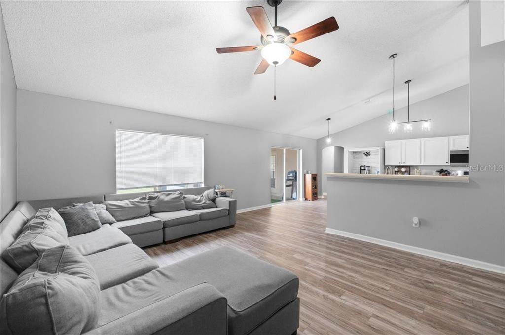 На продажу: $325,000 (4 спален, 2 ванн, 2236 Квадратных фут)