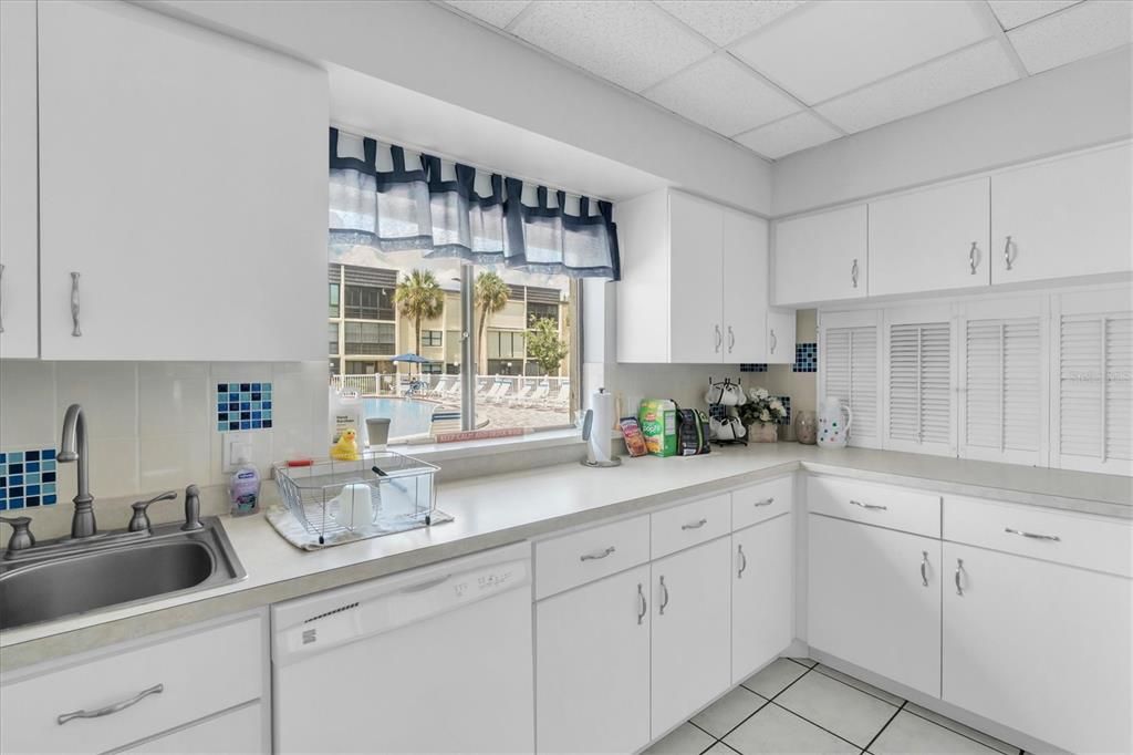 For Sale: $130,000 (1 beds, 1 baths, 665 Square Feet)