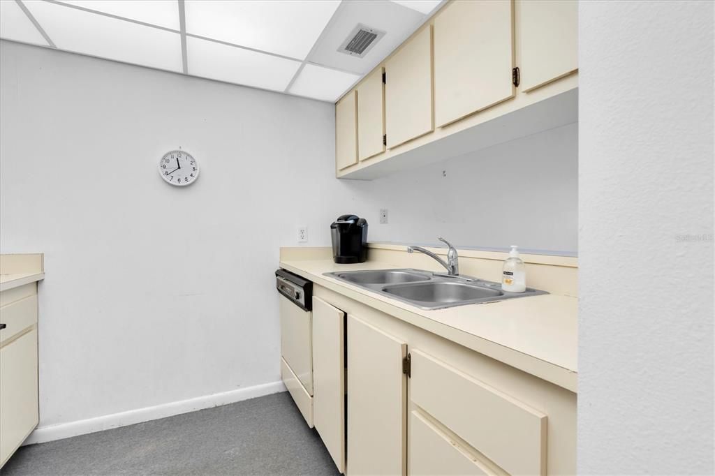 For Sale: $130,000 (1 beds, 1 baths, 665 Square Feet)