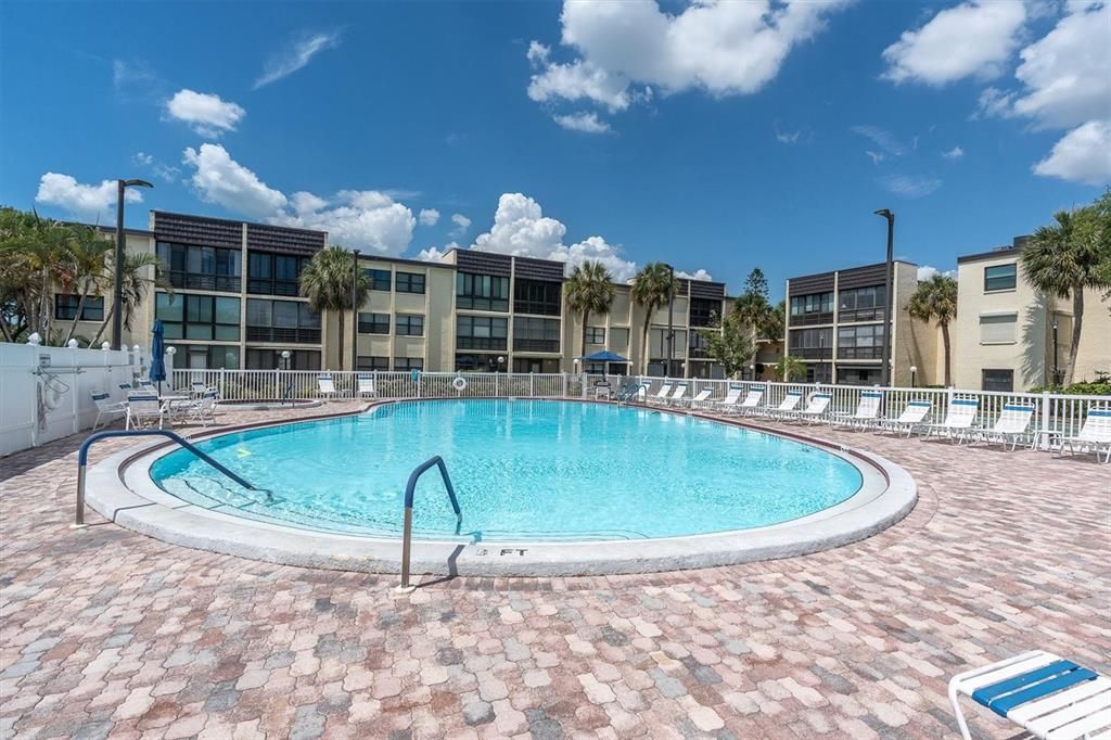 For Sale: $130,000 (1 beds, 1 baths, 665 Square Feet)