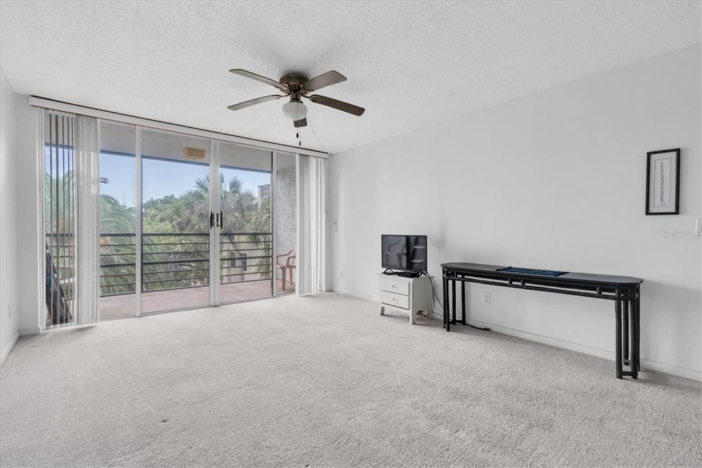 For Sale: $130,000 (1 beds, 1 baths, 665 Square Feet)