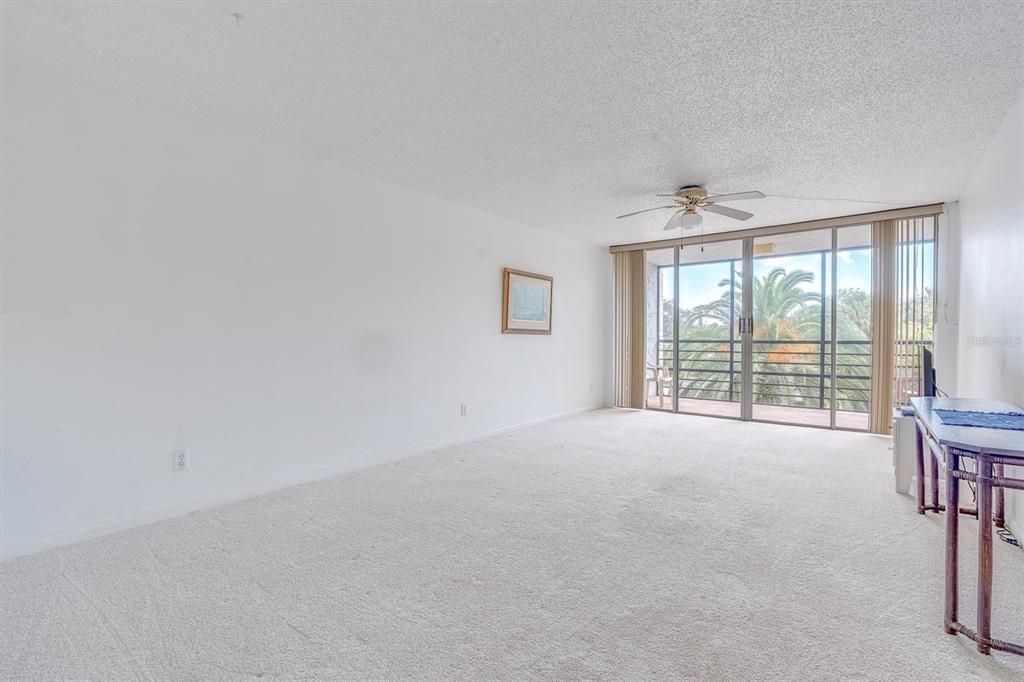 For Sale: $130,000 (1 beds, 1 baths, 665 Square Feet)