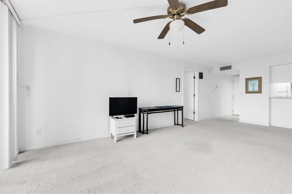 For Sale: $130,000 (1 beds, 1 baths, 665 Square Feet)