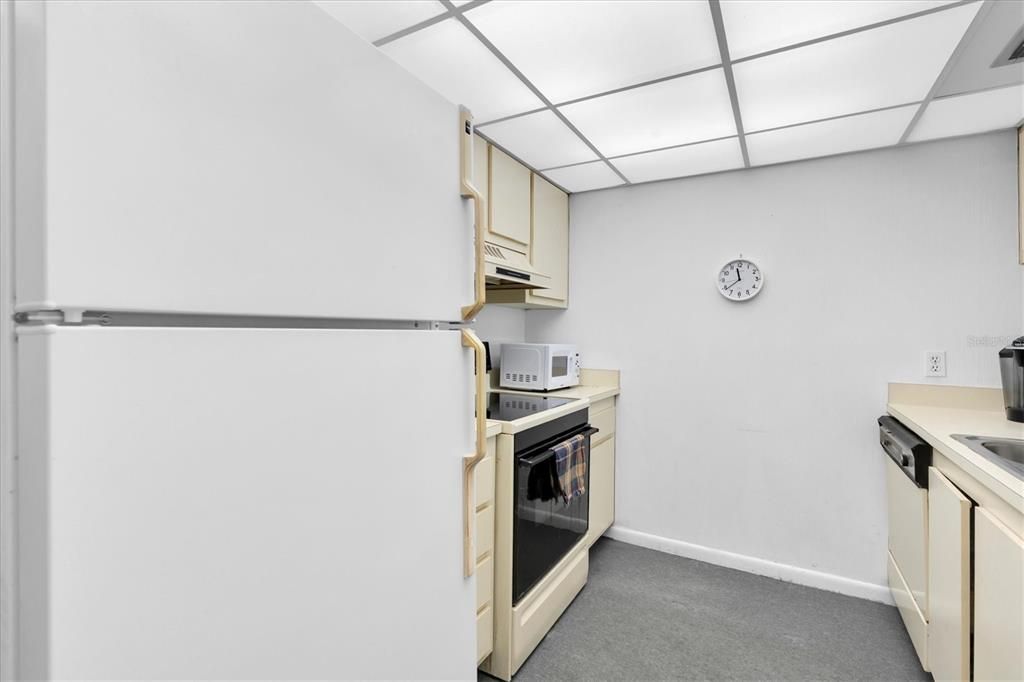 For Sale: $130,000 (1 beds, 1 baths, 665 Square Feet)