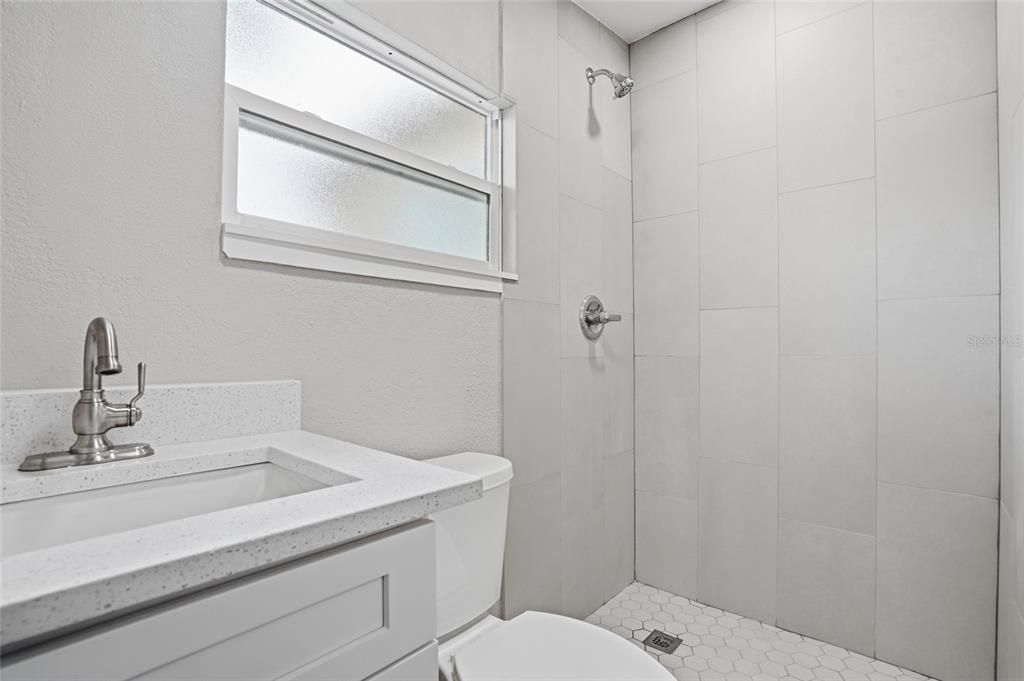 Под контрактом: $398,900 (3 спален, 2 ванн, 1202 Квадратных фут)