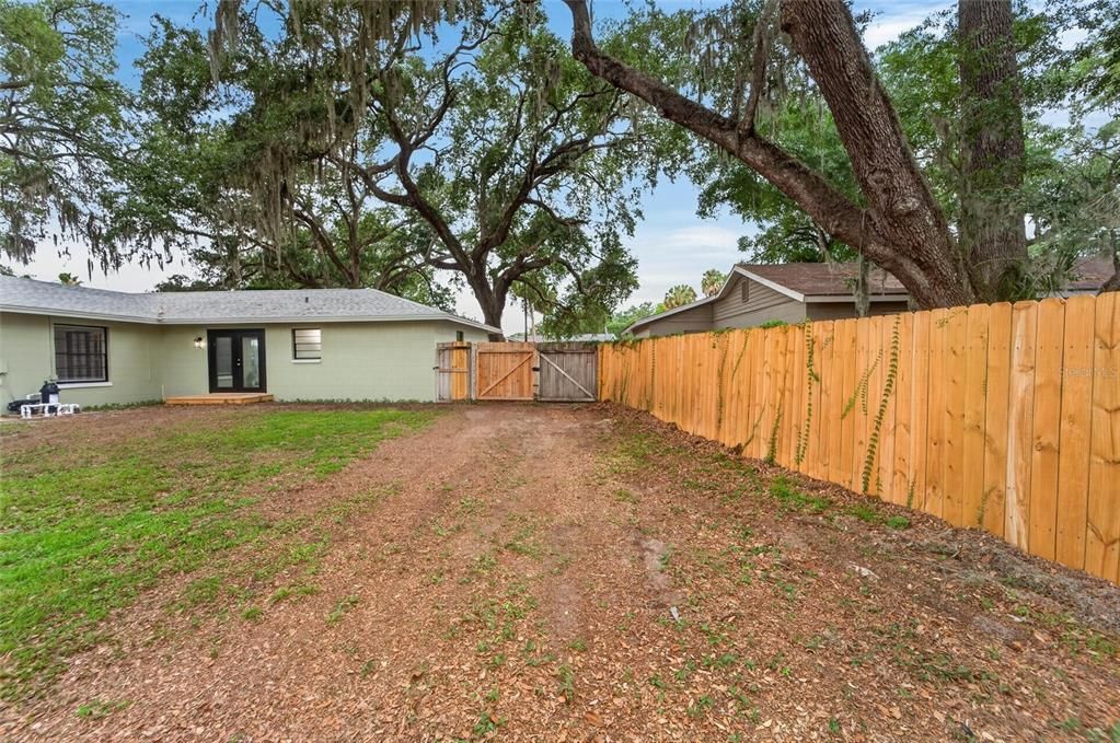 Activo con contrato: $420,000 (4 camas, 2 baños, 1713 Pies cuadrados)