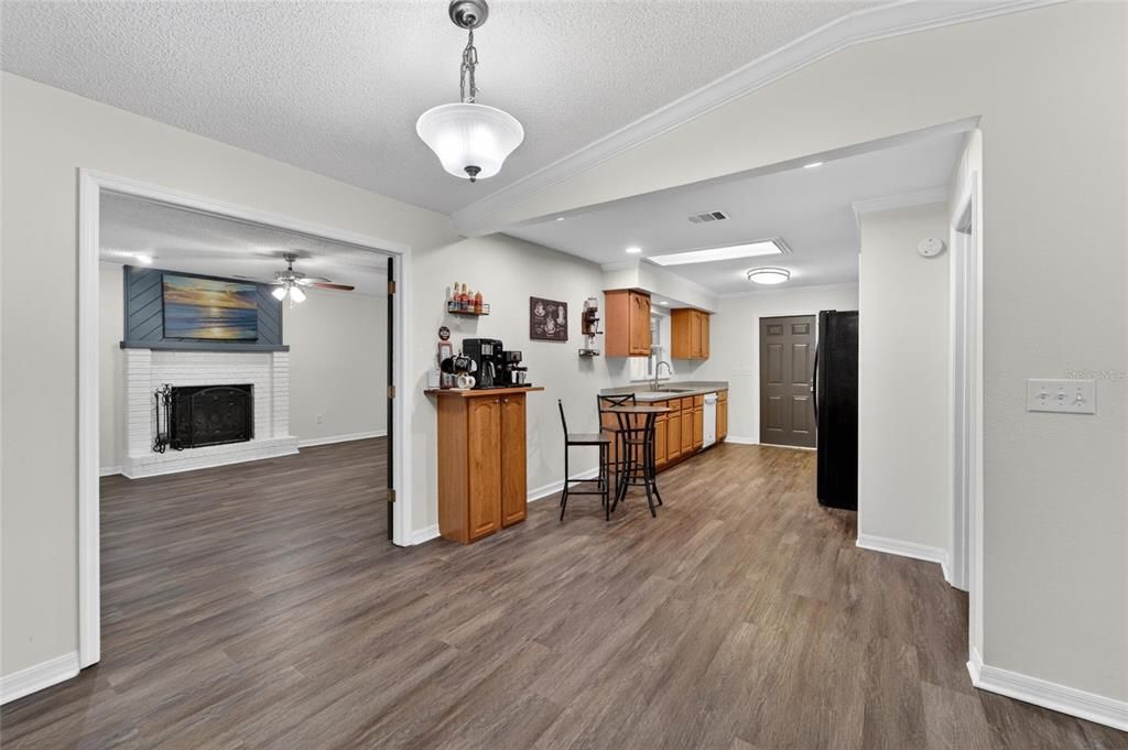 Activo con contrato: $420,000 (4 camas, 2 baños, 1713 Pies cuadrados)
