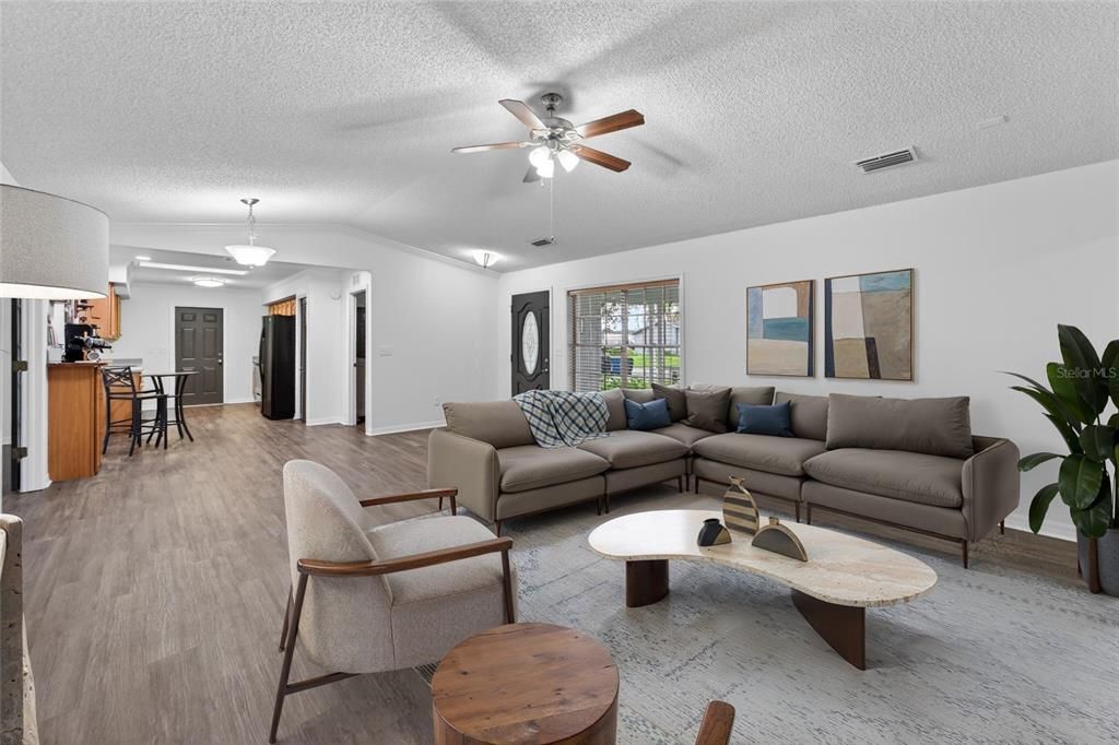 Activo con contrato: $420,000 (4 camas, 2 baños, 1713 Pies cuadrados)