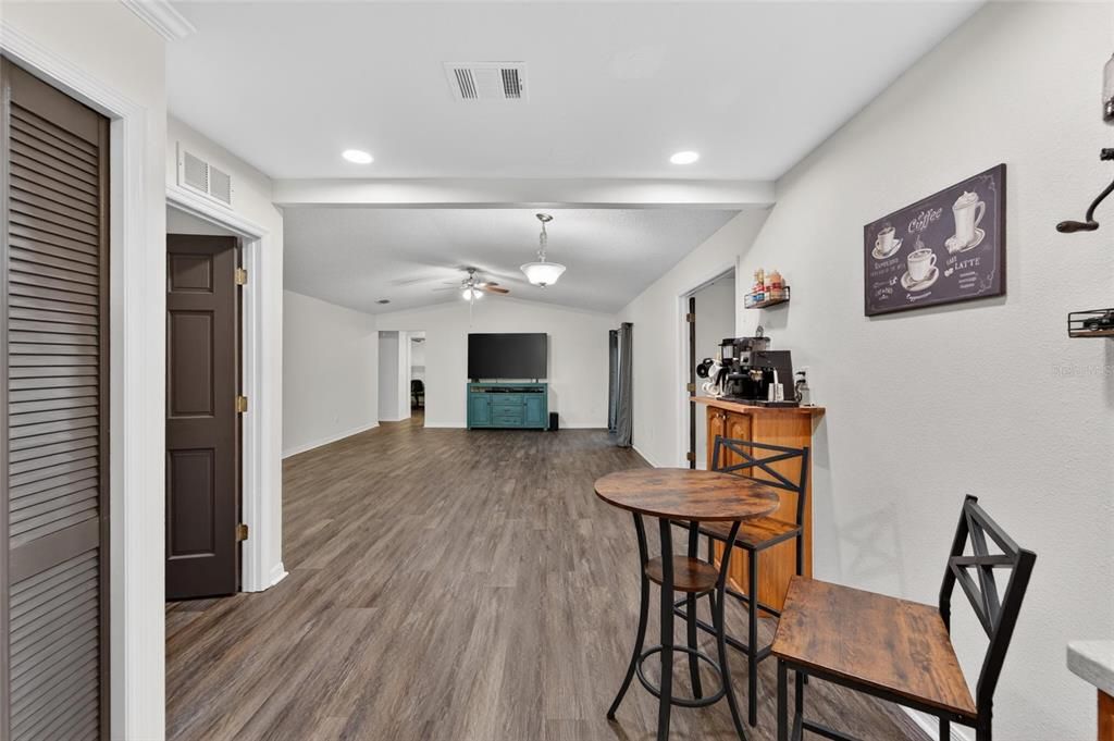 Activo con contrato: $420,000 (4 camas, 2 baños, 1713 Pies cuadrados)
