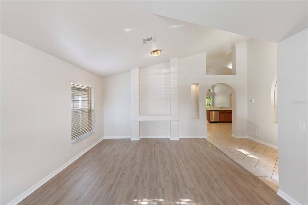 Activo con contrato: $339,900 (3 camas, 2 baños, 1643 Pies cuadrados)