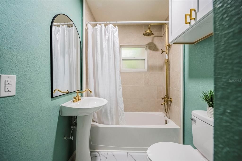 For Sale: $260,000 (3 beds, 1 baths, 837 Square Feet)