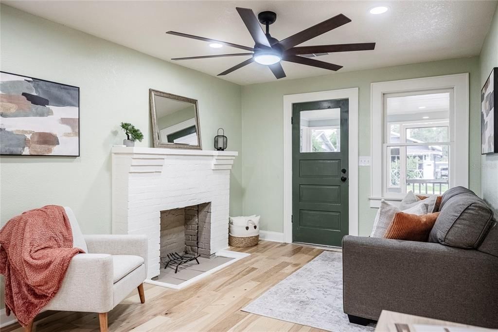 For Sale: $260,000 (3 beds, 1 baths, 837 Square Feet)