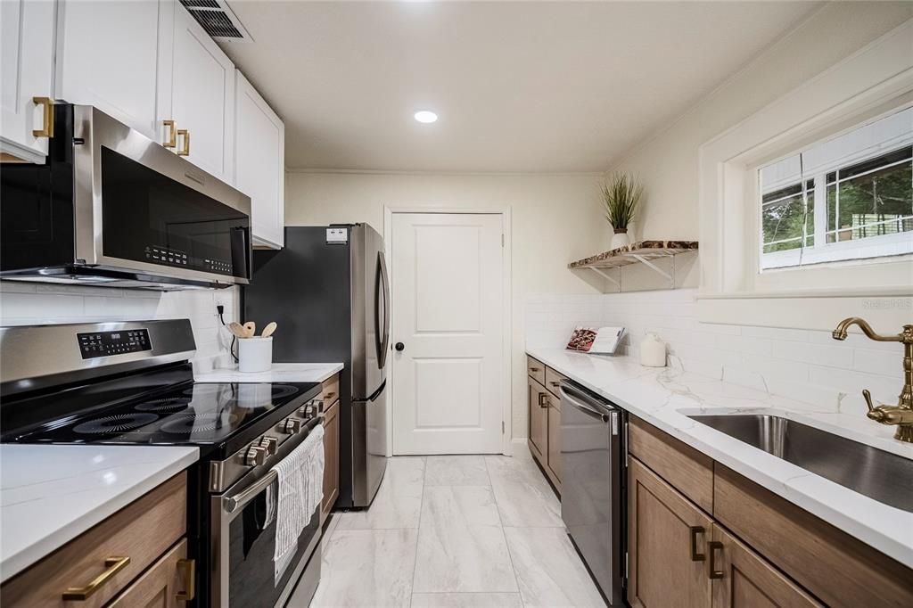For Sale: $260,000 (3 beds, 1 baths, 837 Square Feet)