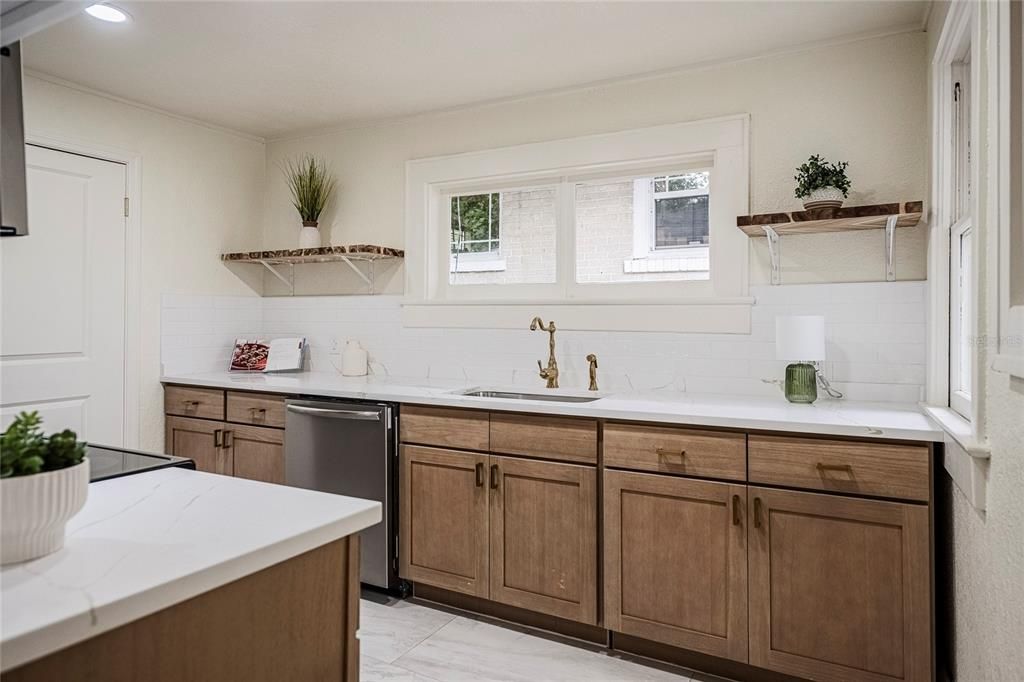 For Sale: $260,000 (3 beds, 1 baths, 837 Square Feet)