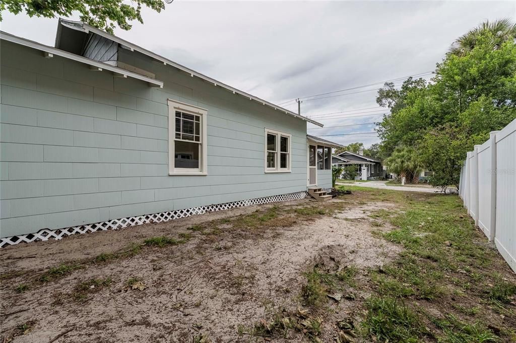 For Sale: $260,000 (3 beds, 1 baths, 837 Square Feet)