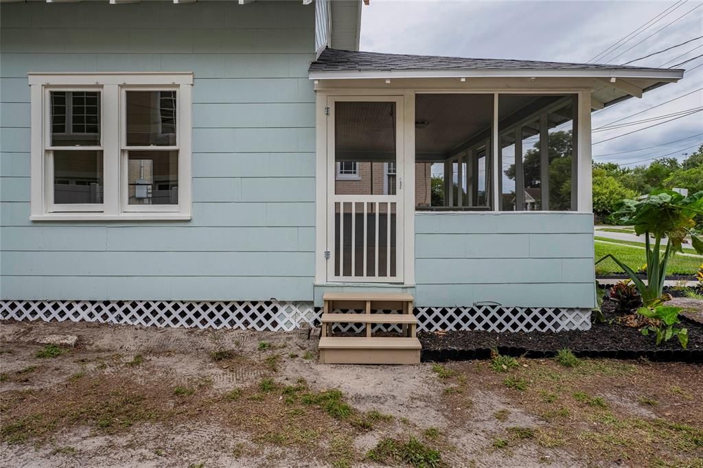 For Sale: $260,000 (3 beds, 1 baths, 837 Square Feet)