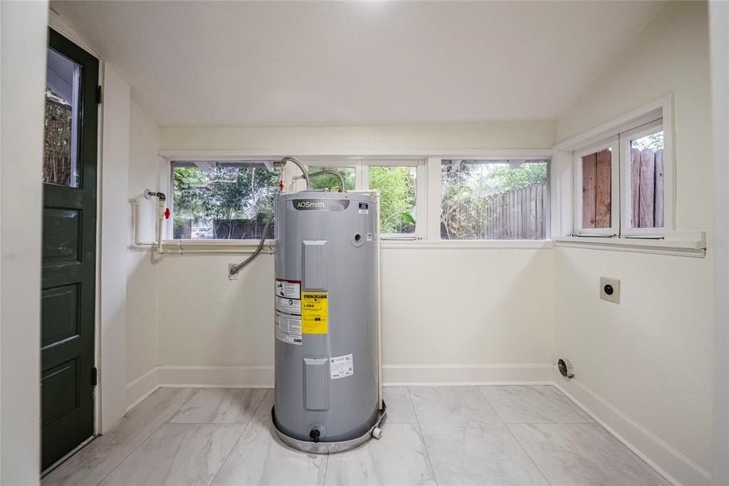 For Sale: $260,000 (3 beds, 1 baths, 837 Square Feet)