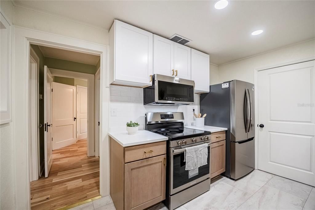 For Sale: $260,000 (3 beds, 1 baths, 837 Square Feet)