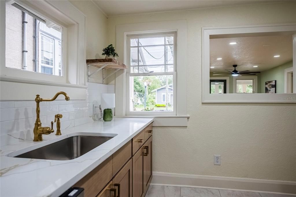 For Sale: $260,000 (3 beds, 1 baths, 837 Square Feet)