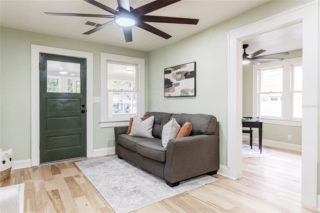 For Sale: $260,000 (3 beds, 1 baths, 837 Square Feet)