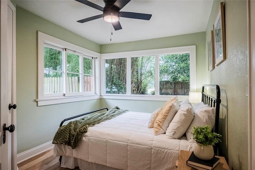 For Sale: $260,000 (3 beds, 1 baths, 837 Square Feet)