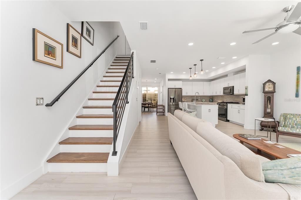Active With Contract: $424,900 (3 beds, 2 baths, 1640 Square Feet)
