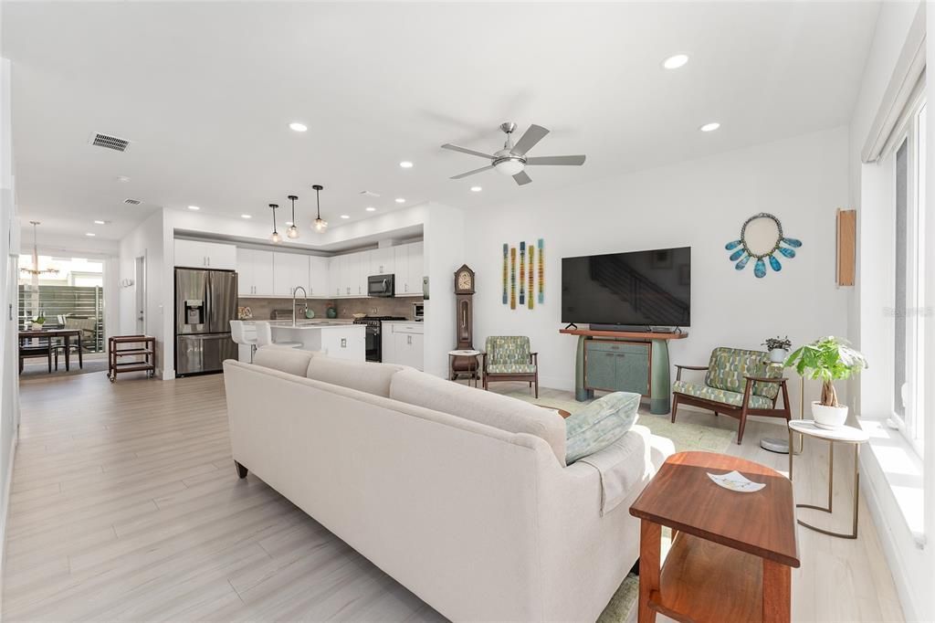 Active With Contract: $424,900 (3 beds, 2 baths, 1640 Square Feet)