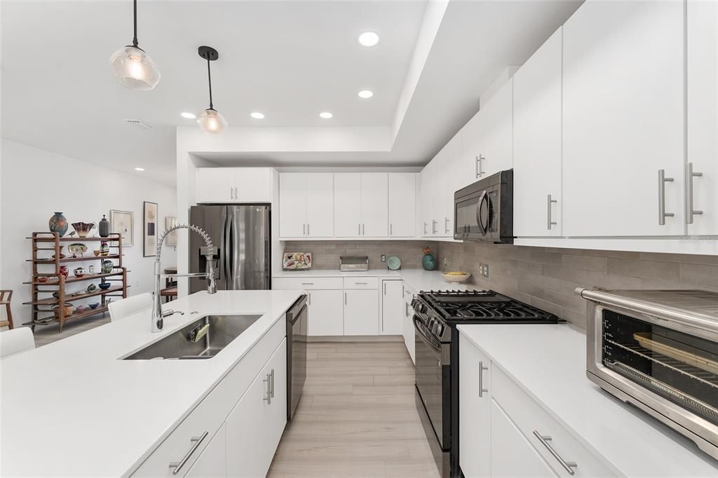 Active With Contract: $424,900 (3 beds, 2 baths, 1640 Square Feet)