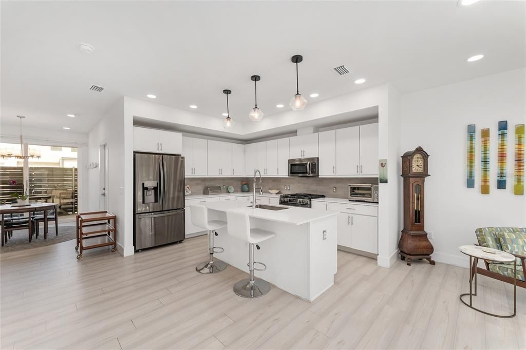 Active With Contract: $424,900 (3 beds, 2 baths, 1640 Square Feet)