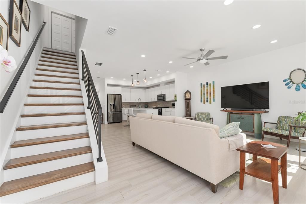 Active With Contract: $424,900 (3 beds, 2 baths, 1640 Square Feet)