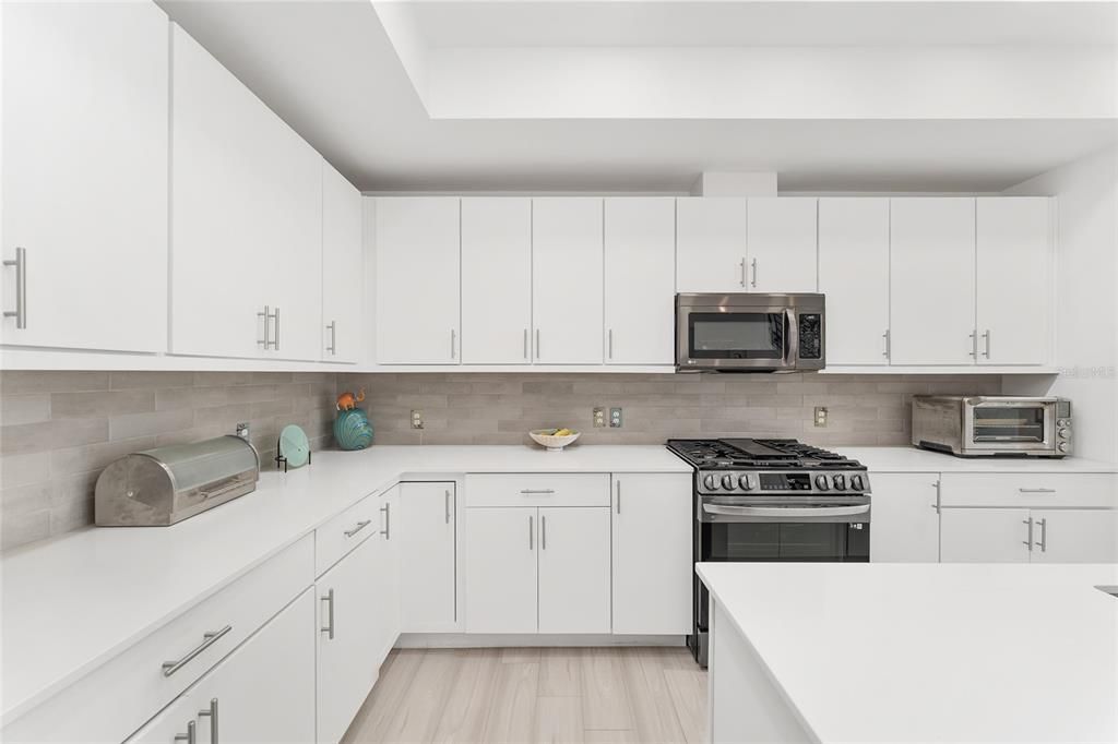Active With Contract: $424,900 (3 beds, 2 baths, 1640 Square Feet)