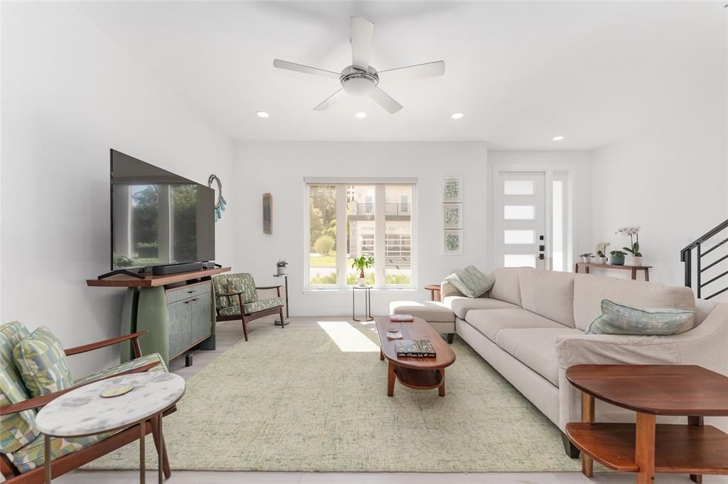 Active With Contract: $424,900 (3 beds, 2 baths, 1640 Square Feet)