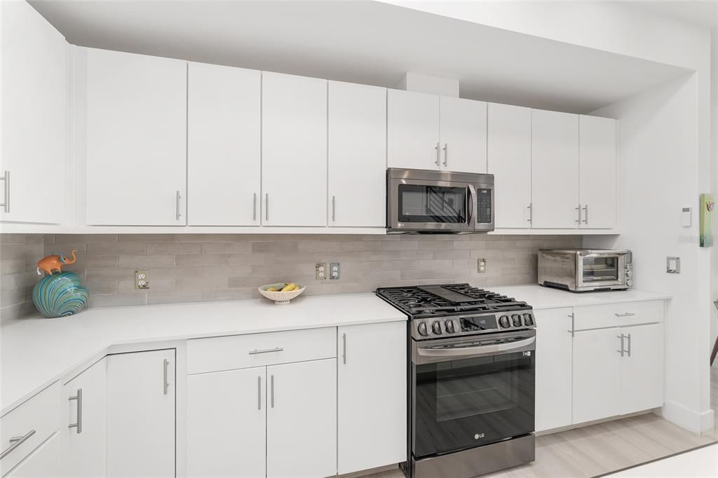 Active With Contract: $424,900 (3 beds, 2 baths, 1640 Square Feet)