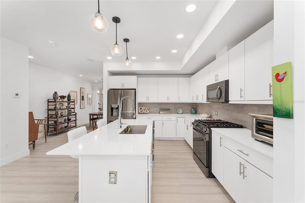 Active With Contract: $424,900 (3 beds, 2 baths, 1640 Square Feet)