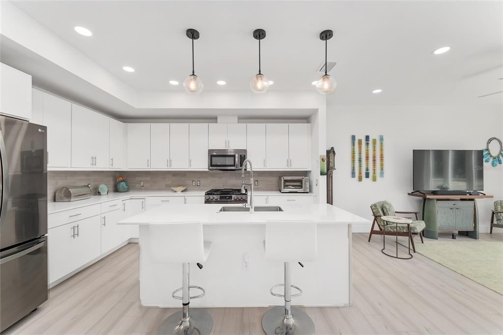 Active With Contract: $424,900 (3 beds, 2 baths, 1640 Square Feet)