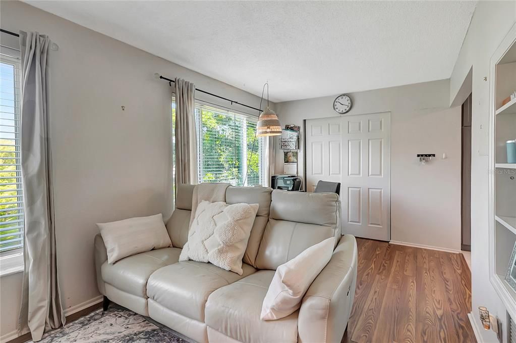 For Sale: $189,000 (2 beds, 2 baths, 1100 Square Feet)