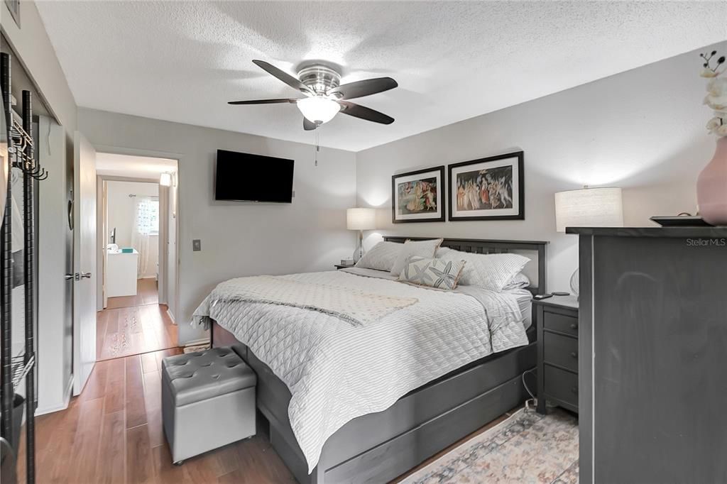 For Sale: $189,000 (2 beds, 2 baths, 1100 Square Feet)