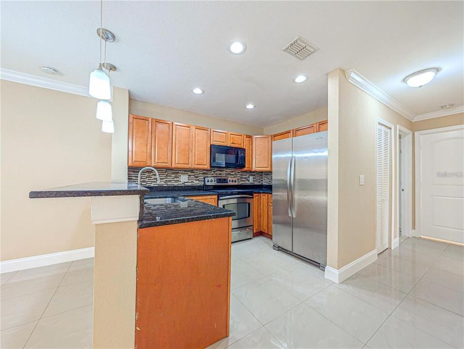 Active With Contract: $1,450 (2 beds, 1 baths, 894 Square Feet)