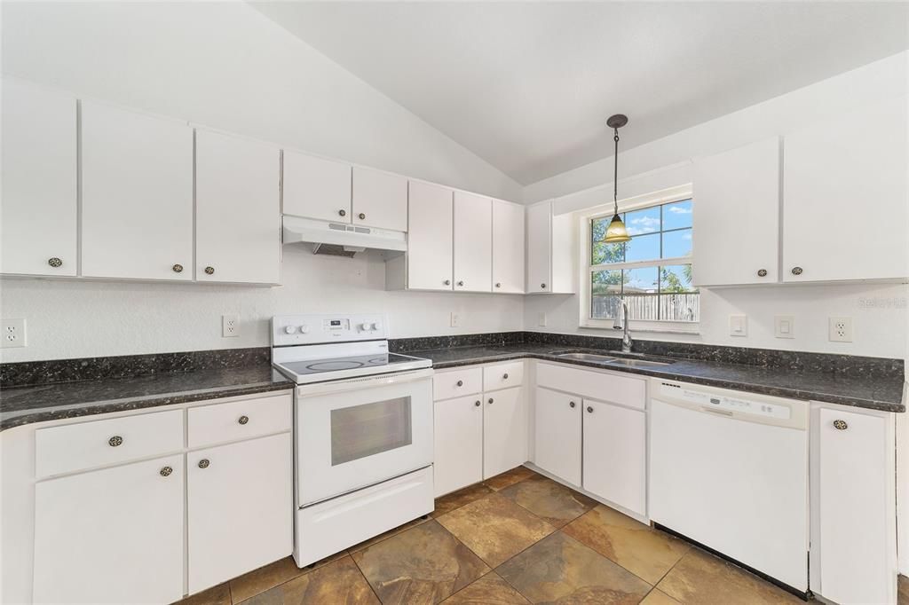 В аренду: $1,675 (3 спален, 2 ванн, 1412 Квадратных фут)