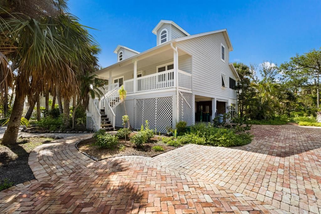 For Sale: $2,495,000 (3 beds, 2 baths, 1361 Square Feet)