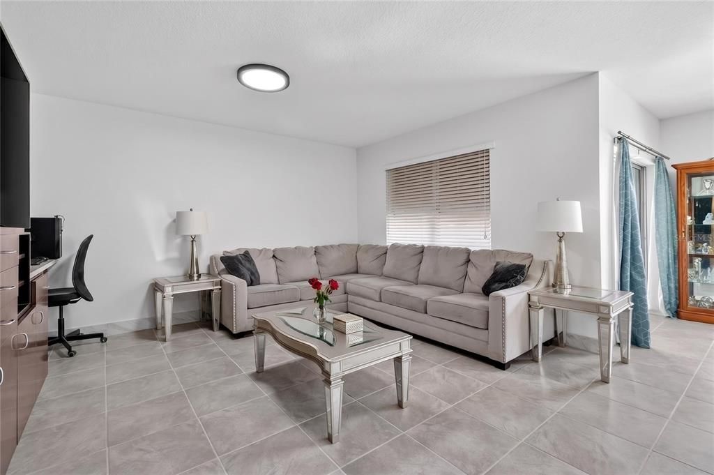 En Venta: $300,000 (3 camas, 2 baños, 1711 Pies cuadrados)