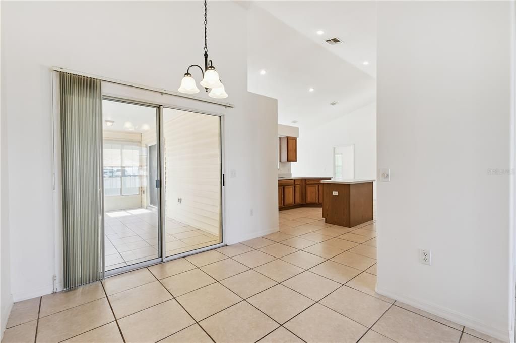 Activo con contrato: $360,000 (3 camas, 2 baños, 1766 Pies cuadrados)
