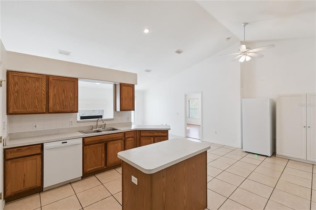 Activo con contrato: $360,000 (3 camas, 2 baños, 1766 Pies cuadrados)